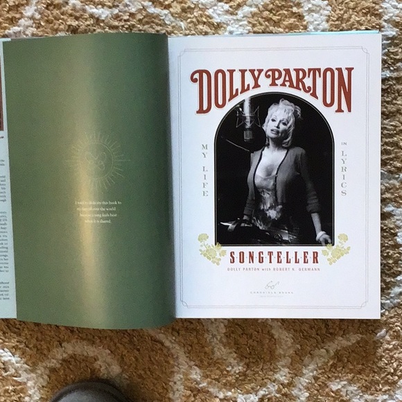 Dolly Parton, Songteller: My Life in Lyrics book Coffee table book - Picture 3 of 10